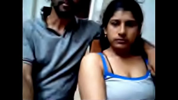 भारतीय जोड़ा वेबकैम पर उत्तेजक नुमाइश करते हुए