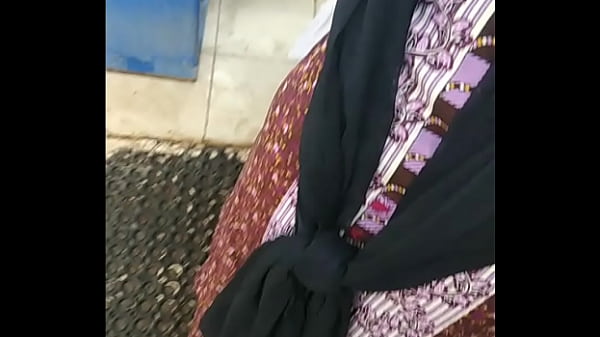 साड़ी उठाकर चूत दिखाती अंटी