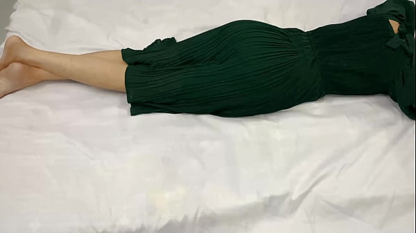 रात में मेरी 18 साल की सवती बहन कमरे में अकेली थी, मैं भी उसके कमरे में गया और उसकी चूत मारी
