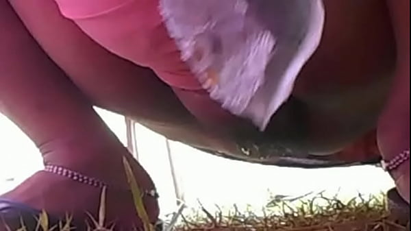 गर्म पेशाब करती हुई देसी चूत
