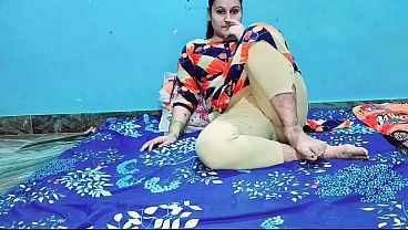 गांव की गर्म बीवी की पूजा, मोटा लंड और बड़े बोब्स से भरा जंगली सेक्स
