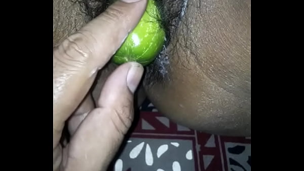 गर्म भारतीय बीवी खीरा चाट रही है