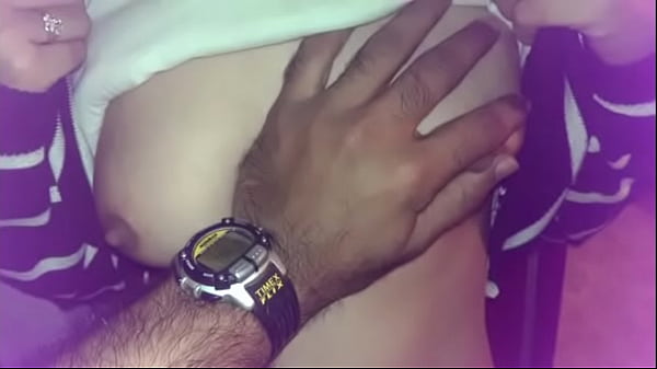 देसी चूचियों को मसलते हुए