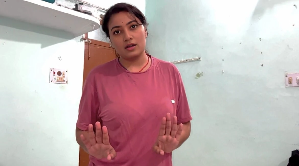 बड़ी बहन गुस्से में थी, हम एक ही बिस्तर पर सटकर सोए, रात भर गरमाती हिंदी आवाज़ें