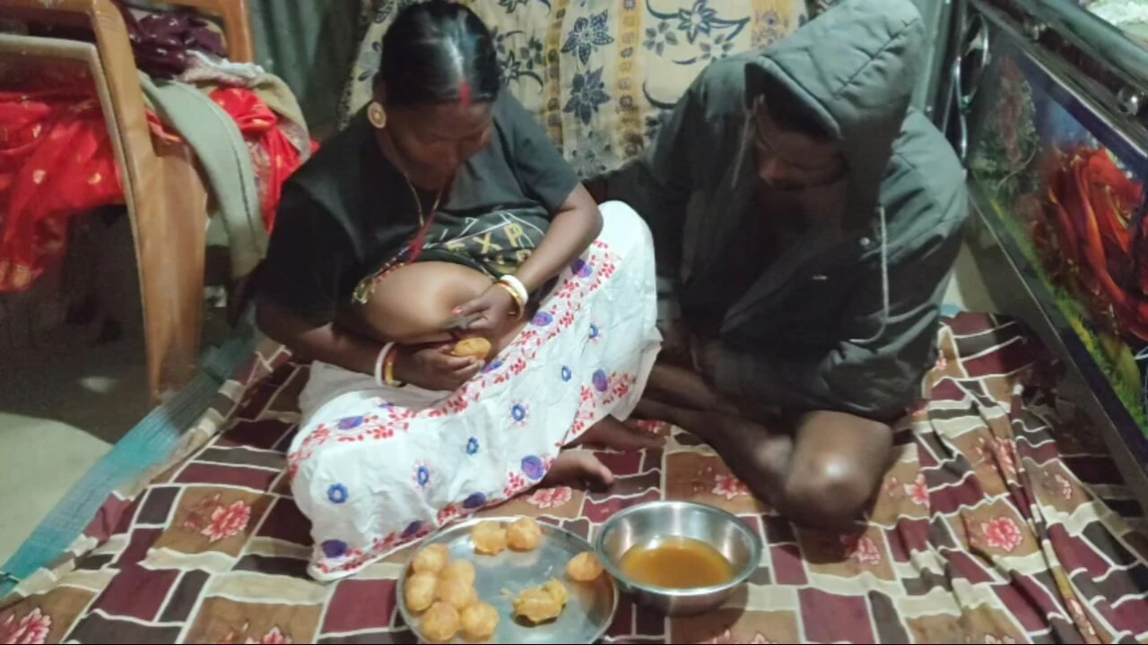 Indian Desi Wife Ne Pyar Se Pani Puri Khilaya