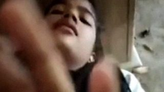 अनुभवहीन 18 साल की बांग्लादेशी किशोरी का यौन आनंद