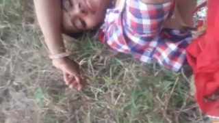 खुले मैदान में देहाती औरत की जंगली चुदाई