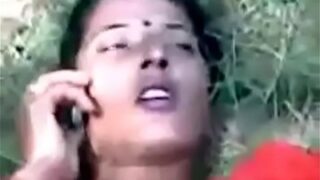 खेत में बाहर एक पंजाबन औरत की चुदाई होती है