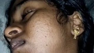 गंदी तमिल लड़की के बालों वाले पुस्सी पर कमशॉट