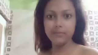 गर्म देसी बेब का बाथरूम सेल्फी वीडियो