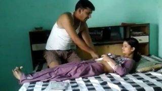 घर में भारतीय नौकरानी के स्तन चूसते हुए