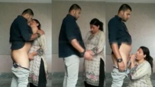 बेडरूम से बाहर निकलकर पति को धोखा देती हुई देसी बीवी का गर्म चुस्की
