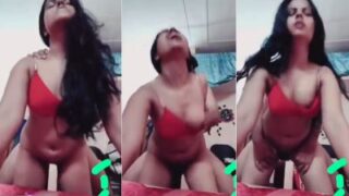बेवफा बीवी अपने प्रेमी का लंड अपनी चूत में गहराई तक लेने का मज़ा लेती है