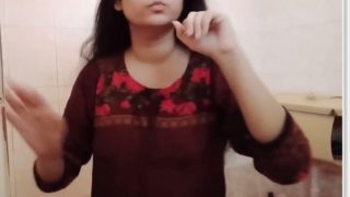 लंबे बालों वाली देसी भाभी का नंगा नहाता हुआ वीडियो