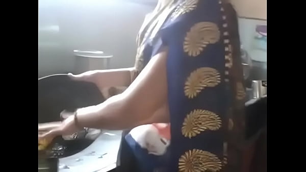 कर्नाटक की देसी आंटी का गर्म नाभि और कूल्हे