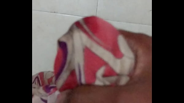 साड़ी उतारकर पड़ोसन को चोदा