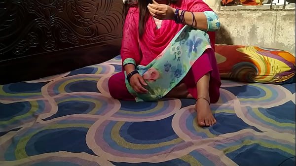 भारतीय नौकरानी एक कुंवारे लड़के को चोद रही है