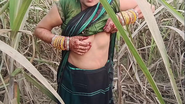 गांव की गलियों में खुलेआम मूतती हुई देसी लड़की