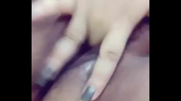 देसी चूत में उंगली डालकर अपने बॉयफ्रेंड को खुश करती हुई लड़की