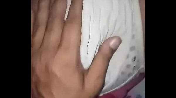 देसी बीवी के बड़े मुम्मे दबाने का मजा