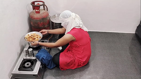 गांव की नवयौवना देसी चुदाई का मजा ले रही है