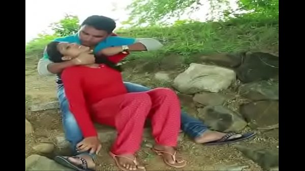 गरमा-गरम देसी चुंबन और बड़े-बड़े स्तनों की जोरदार मसलाई