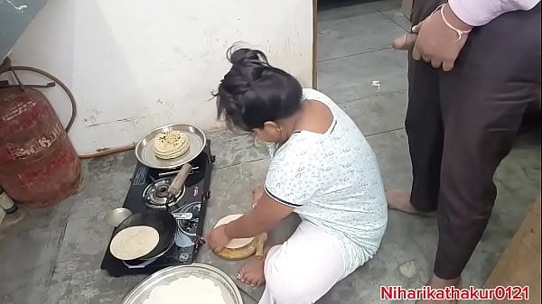 किचन में गरमा-गरम सेक्स करती भारतीय देसी सौतेली माँ