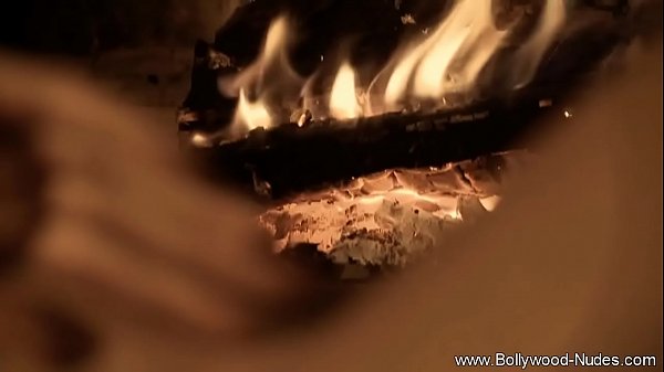 भड़कीली भारतीय काली-घुंघराली बालों वाली