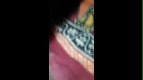 गर्म भारतीय बीवी की चूत से खेलते हुए