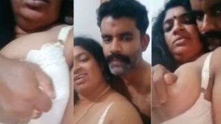एक तेलुगू वयस्क वीडियो जहाँ एक आदमी एक परिपक्व महिला के बड़े स्तन दबा रहा है