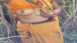 एक नवविवाहित महिला का खेत में एक मजदूर के साथ अश्लील संबंध