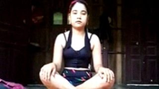 गर्म असमिया लड़की अकेले नाचते हुए कपड़े उतार रही है