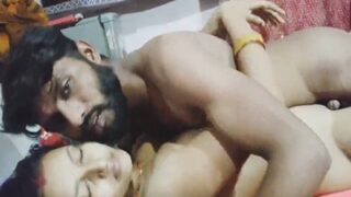 गाँव की जोड़ी ने अपने गर्म पलों को भारतीय ब्लू फिल्म में कैद किया