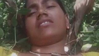गांव की देहाती चुदाऊ औरत का बाहर खुले में नंगा वीडियो