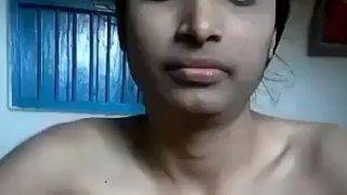 गीली चूत वाली भारतीय लड़की का अकेला नंगा नाच
