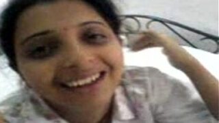 छुट्टियों में होटल के कमरे में भारतीय जोड़ा जमकर चुदाई करता है