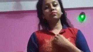 जवान बांग्लादेशी विधवा का गर्म स्ट्रिपटीज और उंगली से चुदाई वाला वीडियो