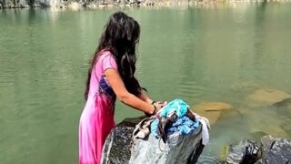 तालाब के किनारे लड़की को लुभाकर उसकी चूत मारी