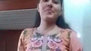 पाकिस्तानी एयर होस्टेस का एकांत में सेक्सी कपड़े उतारने का नंगा नाच