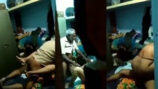 बेटे ने चाची को चोदते हुए अपने पिता का देसी अश्लील वीडियो रिकॉर्ड किया