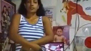 बेडरूम का गर्म वीडियो लीक, प्रेमी के लिए नंगा खेल