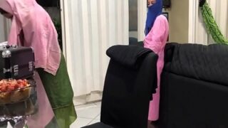 मोटा बाप अपनी हिजाबी सौतेली बेटियों के सामने हिलाता है अपना लंड
