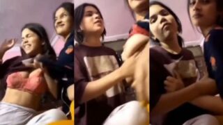 हॉस्टल की देसी लड़कियाँ एक दूसरे के बड़े-बड़े स्तन दबाती हुई