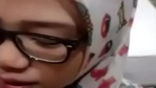 বাংলাদেশি সেক্স ভিডিওতে মুসলিম মেয়ে বীর্য চেটে দেখছে