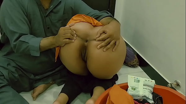 गर्म देशी सौतेली माँ के कपड़े धोने में मदद करते हुए