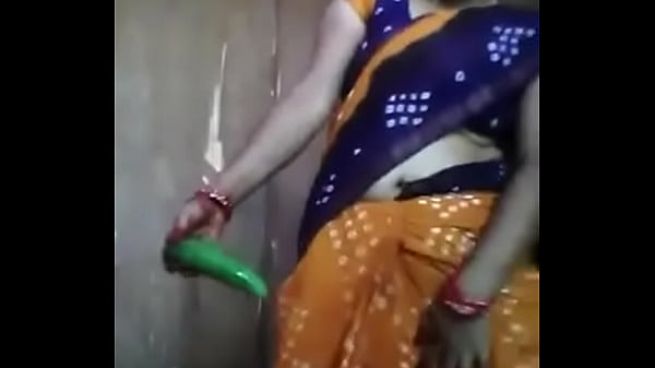 गर्म देसी आंटी खीरे से चुदाई करती है