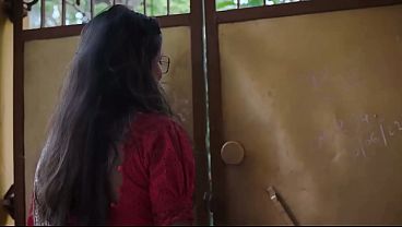 गंदी हिंदी आवाज़ के साथ सेक्सी भारतीय नौकरानी का जोशीला संभोग