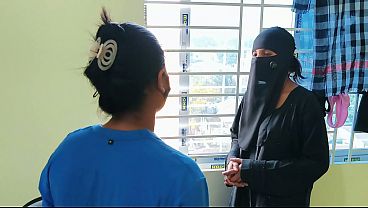 गर्म देशी गृहिणी की लेस्बियन पड़ोसन के साथ चोदाई