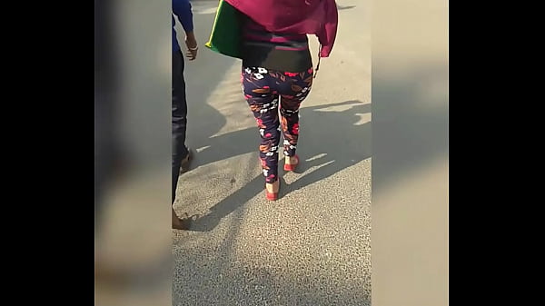 भारतीय बेब का मोटा गांड वाला शरीर सड़क पर चलते हुए