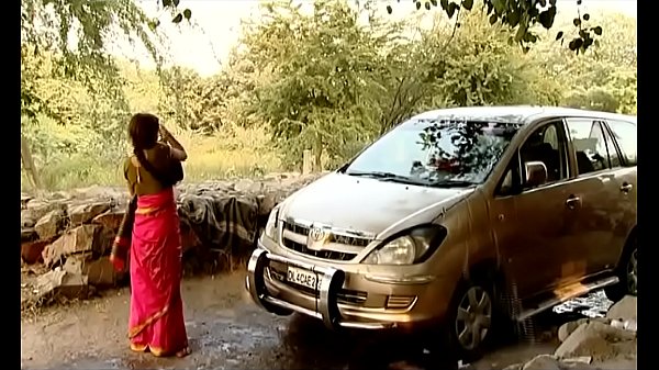 गांव की भाभी गाड़ी धोते धोते गीली हो गई… पूरा अंदरूनी मंजर!